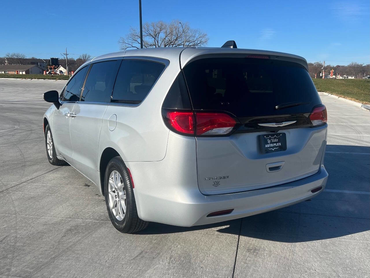 Used 2022 Chrysler Voyager LX image 8