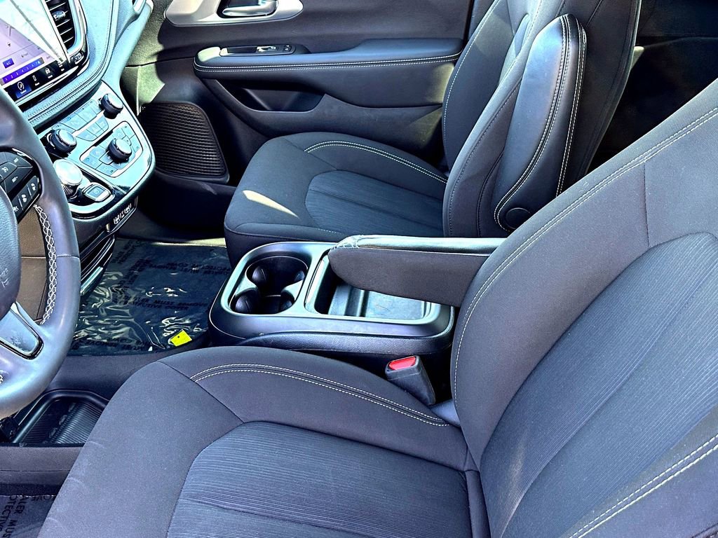 Used 2024 Chrysler Pacifica Touring FWD image 11