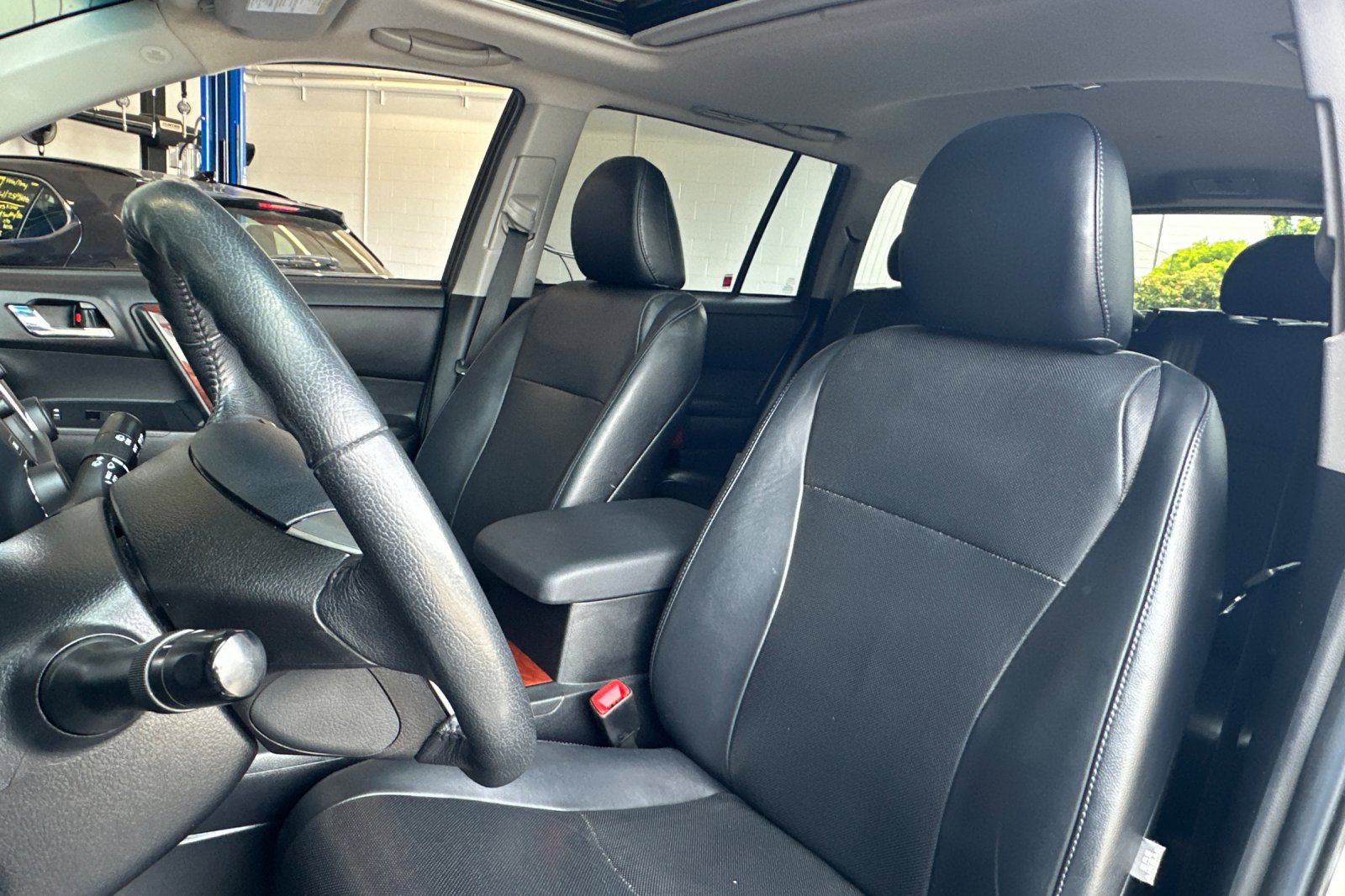 Used 2013 Toyota Highlander Limited AWD/4WD image 23