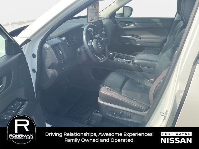Used 2024 Nissan Pathfinder SL w/ Black Appearance Package AWD/4WD image 12