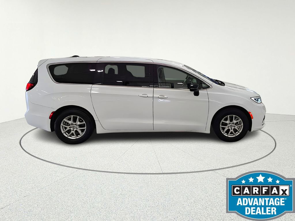 Used 2024 Chrysler Pacifica Touring-L image 8