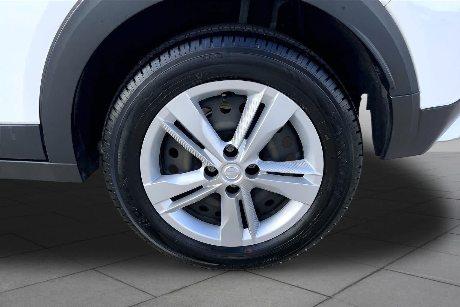 Used 2024 Nissan Kicks S FWD image 11
