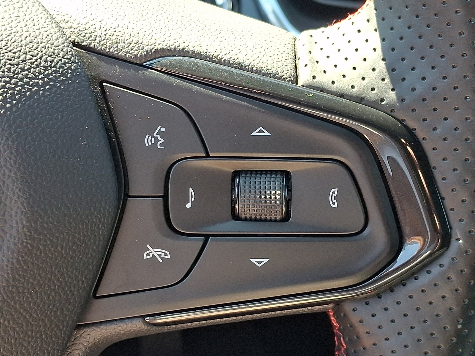 Certified 2026 Chevrolet Trax RS w/ Sunroof Package FWD image 23