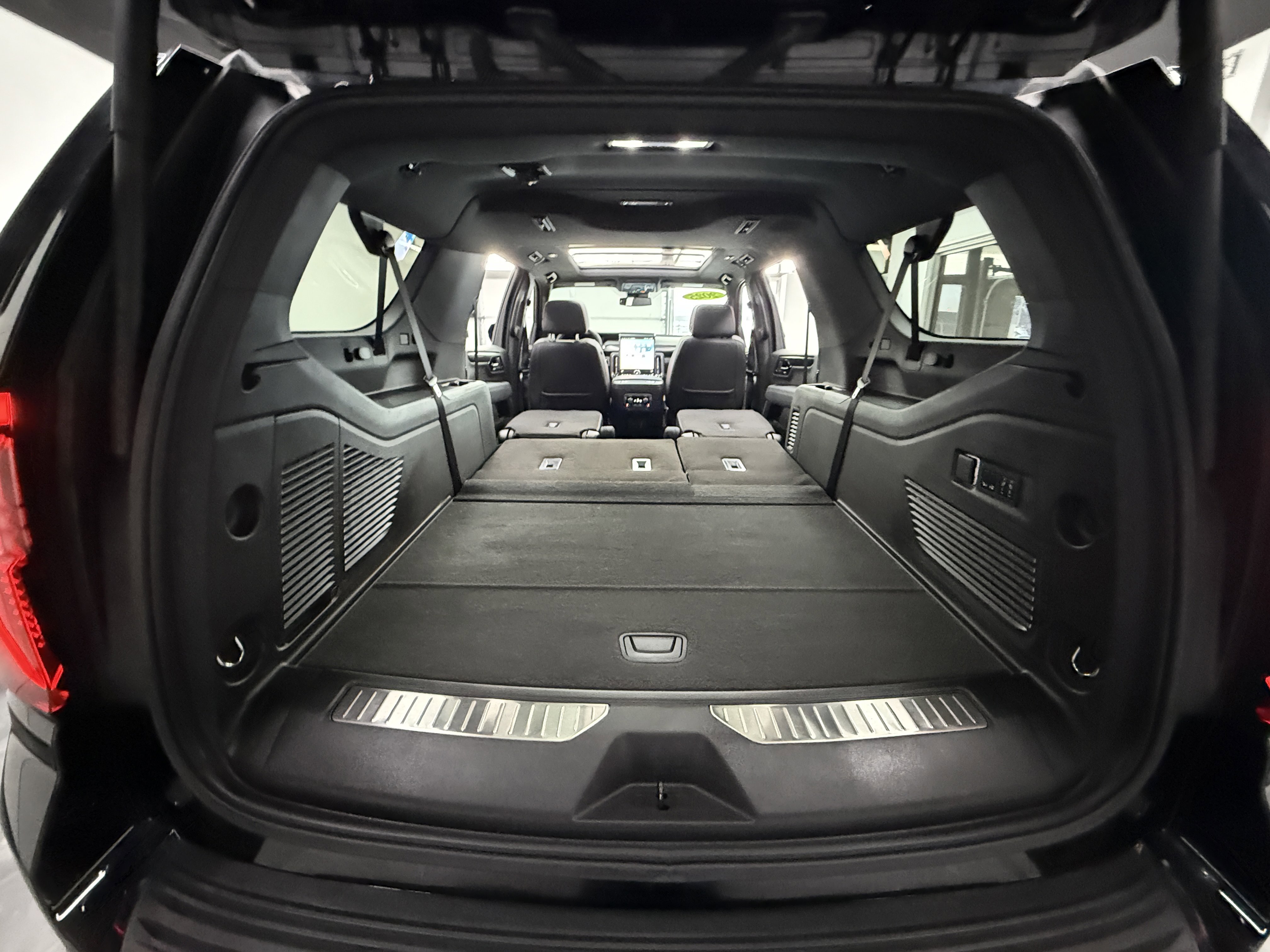 Used 2025 GMC Yukon XL AT4 image 32