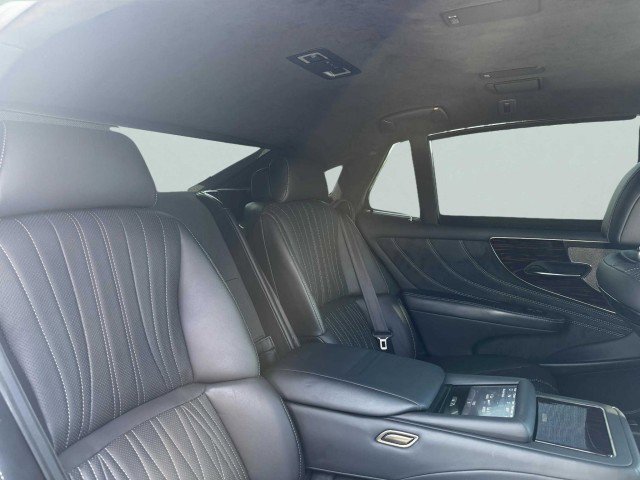 Used 2018 Lexus LS 500h w/ Luxury Package image 39