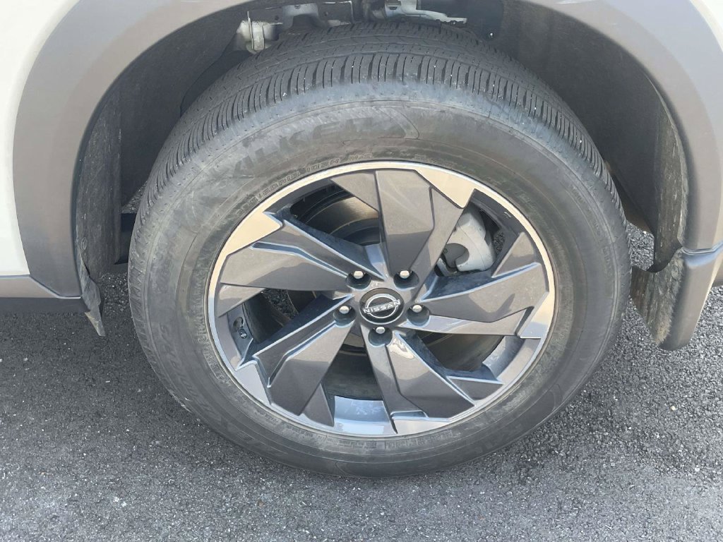 Used 2025 Nissan Rogue SV FWD image 9