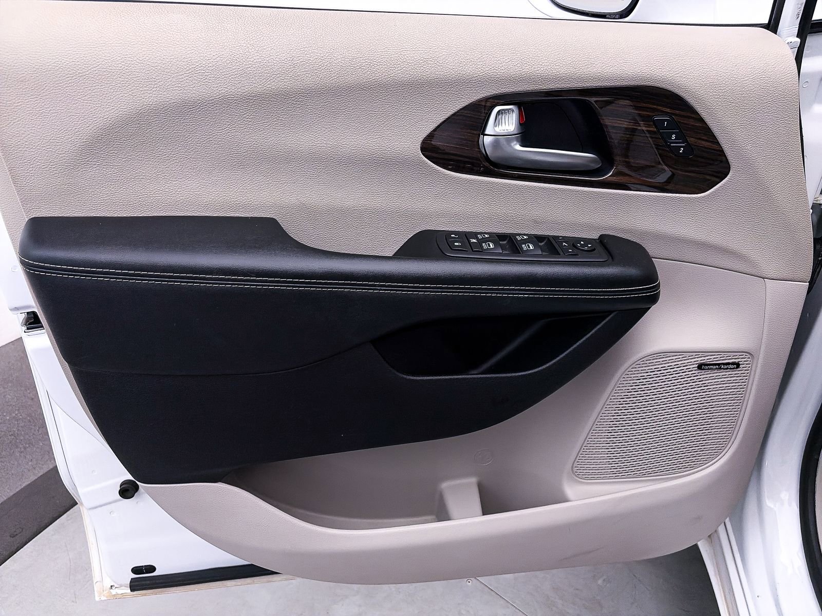 Used 2021 Chrysler Pacifica Limited w/ Premium & Safety Sphere Group image 17