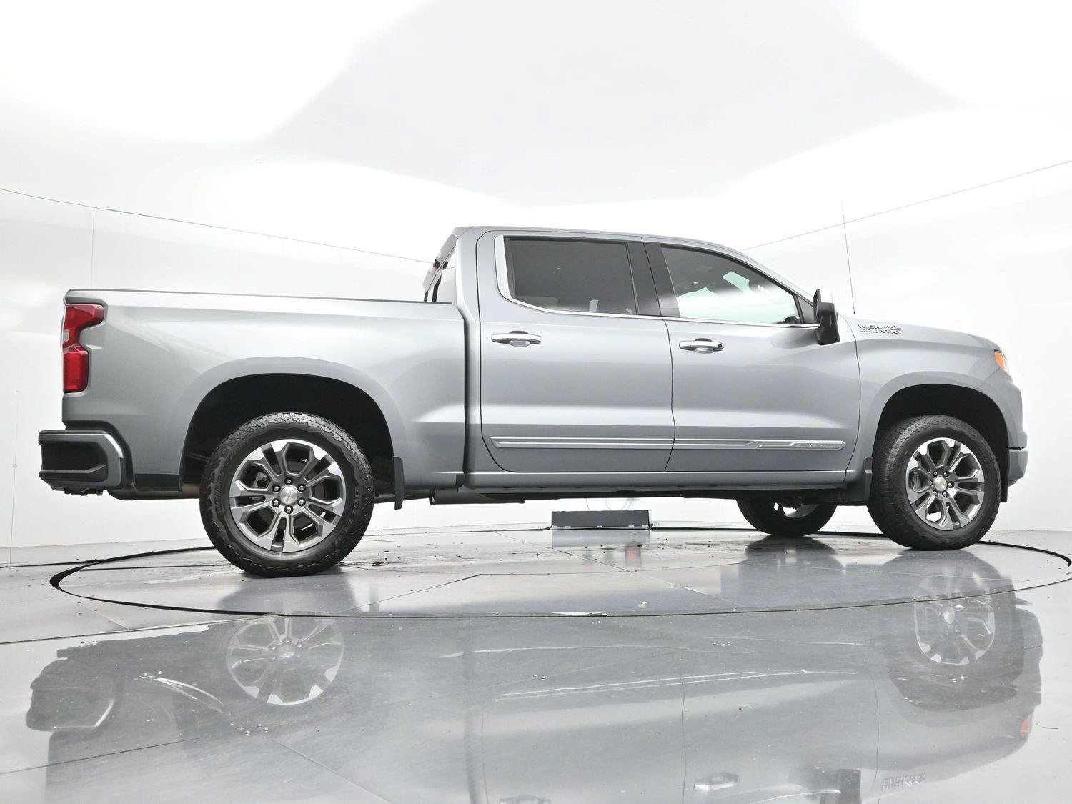 Used 2025 Chevrolet Silverado 1500 High Country w/ Technology Package AWD/4WD image 52