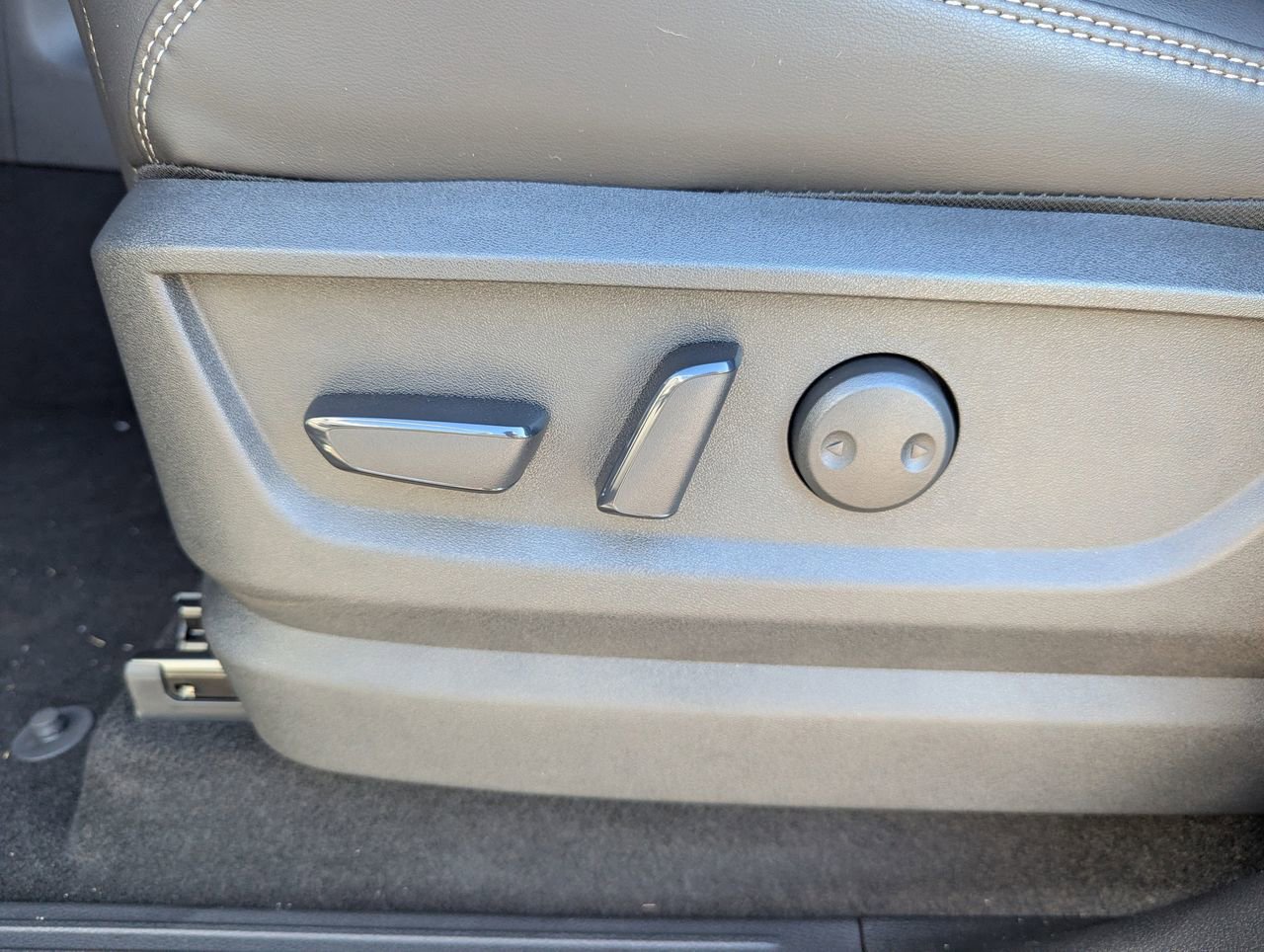 New 2026 Nissan Armada SL w/ Captain's Chari Seat Package image 11