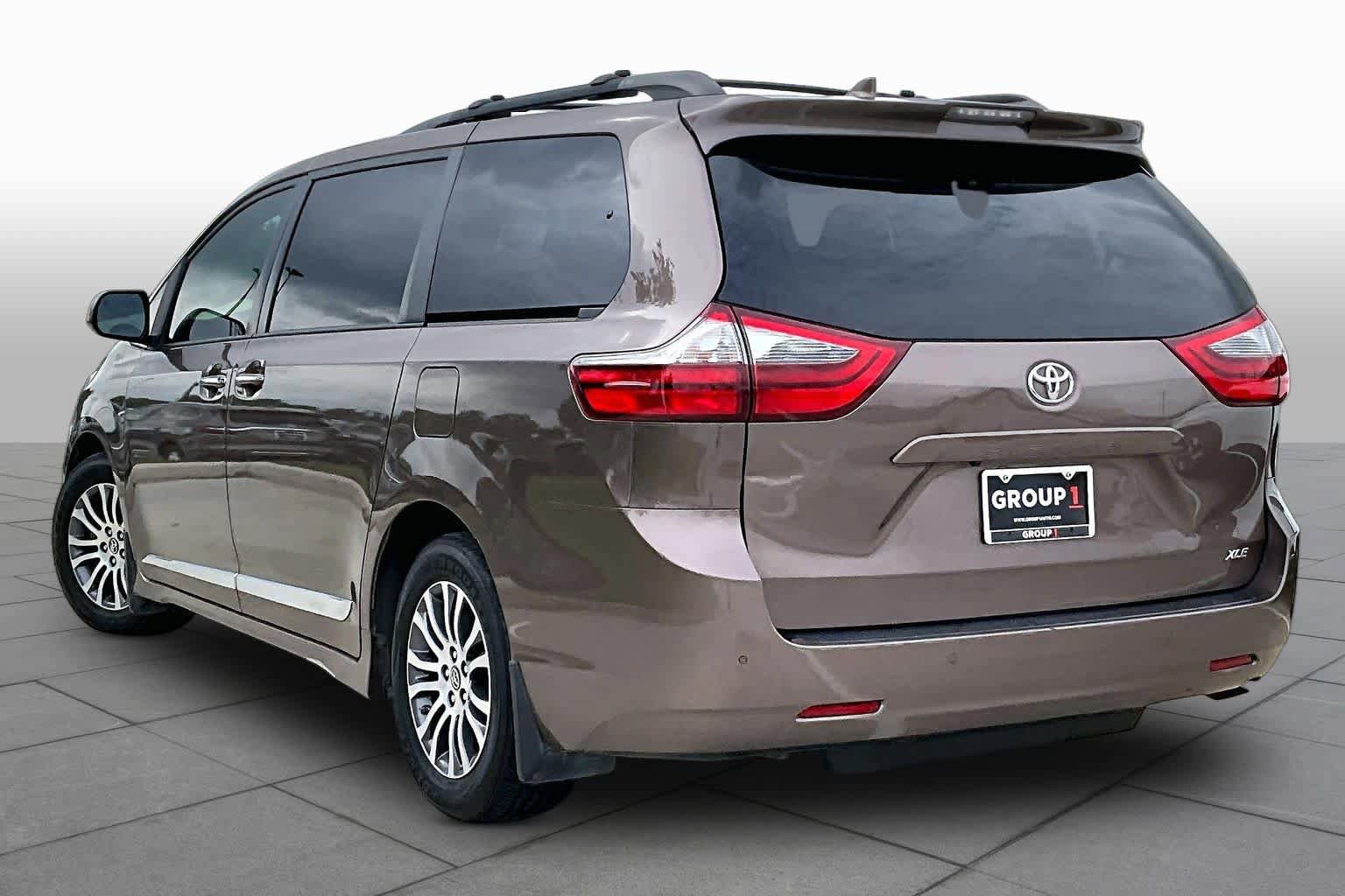 Used 2020 Toyota Sienna XLE Premium FWD image 12