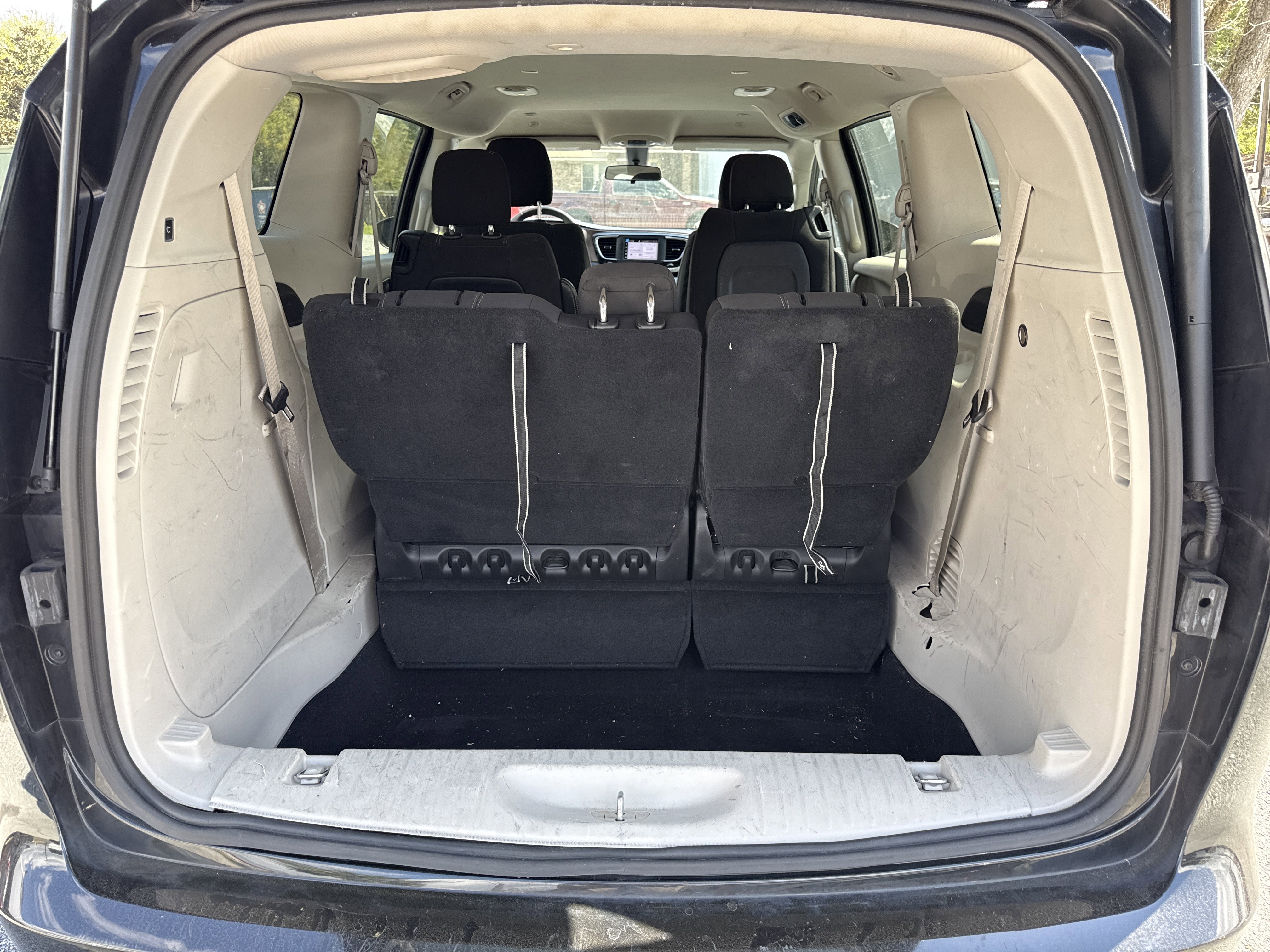 Used 2022 Chrysler Voyager LX image 33