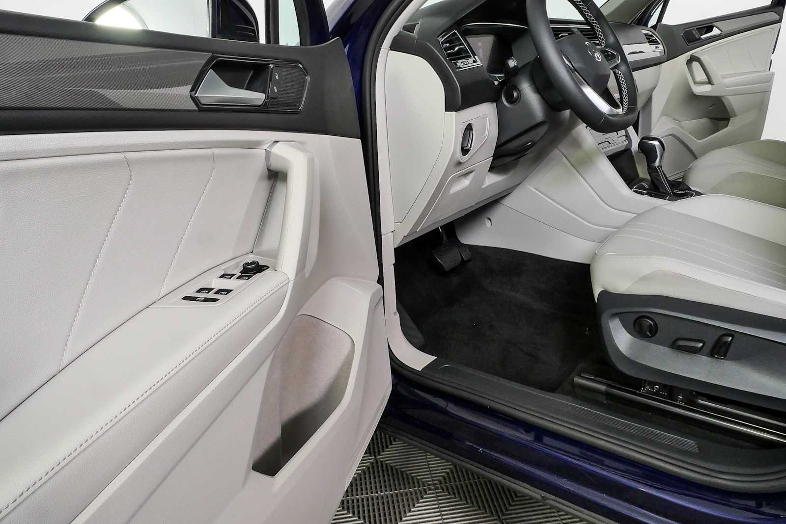 Certified 2023 Volkswagen Tiguan SE w/ Panoramic Sunroof Package FWD image 10