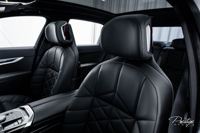 Used 2023 BMW 740i w/ Parking Assistance Package image 28