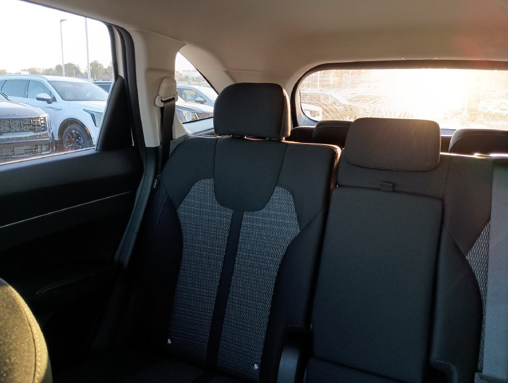 Used 2026 Kia Sorento LX FWD image 12