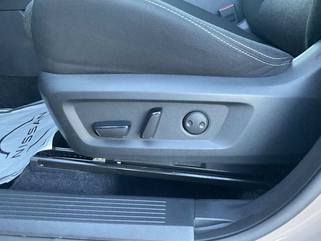 Used 2025 Nissan Rogue SV FWD image 8