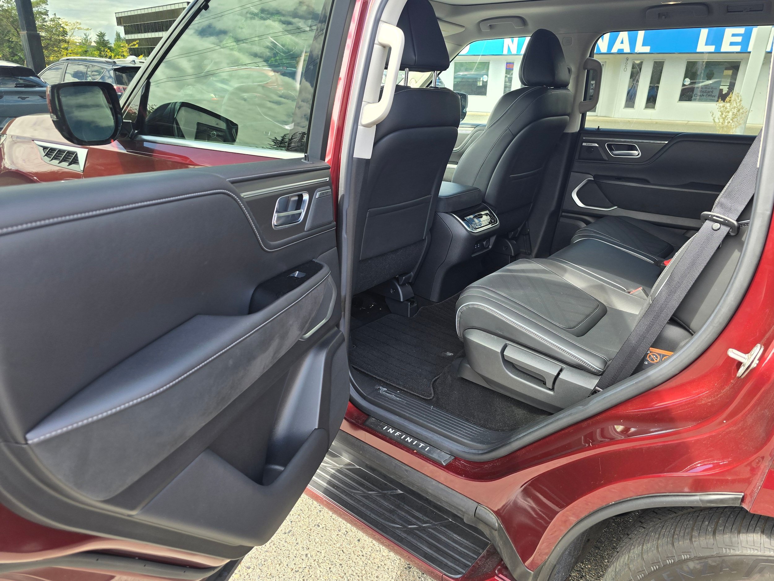 Used 2025 INFINITI QX80 Luxe AWD/4WD image 10