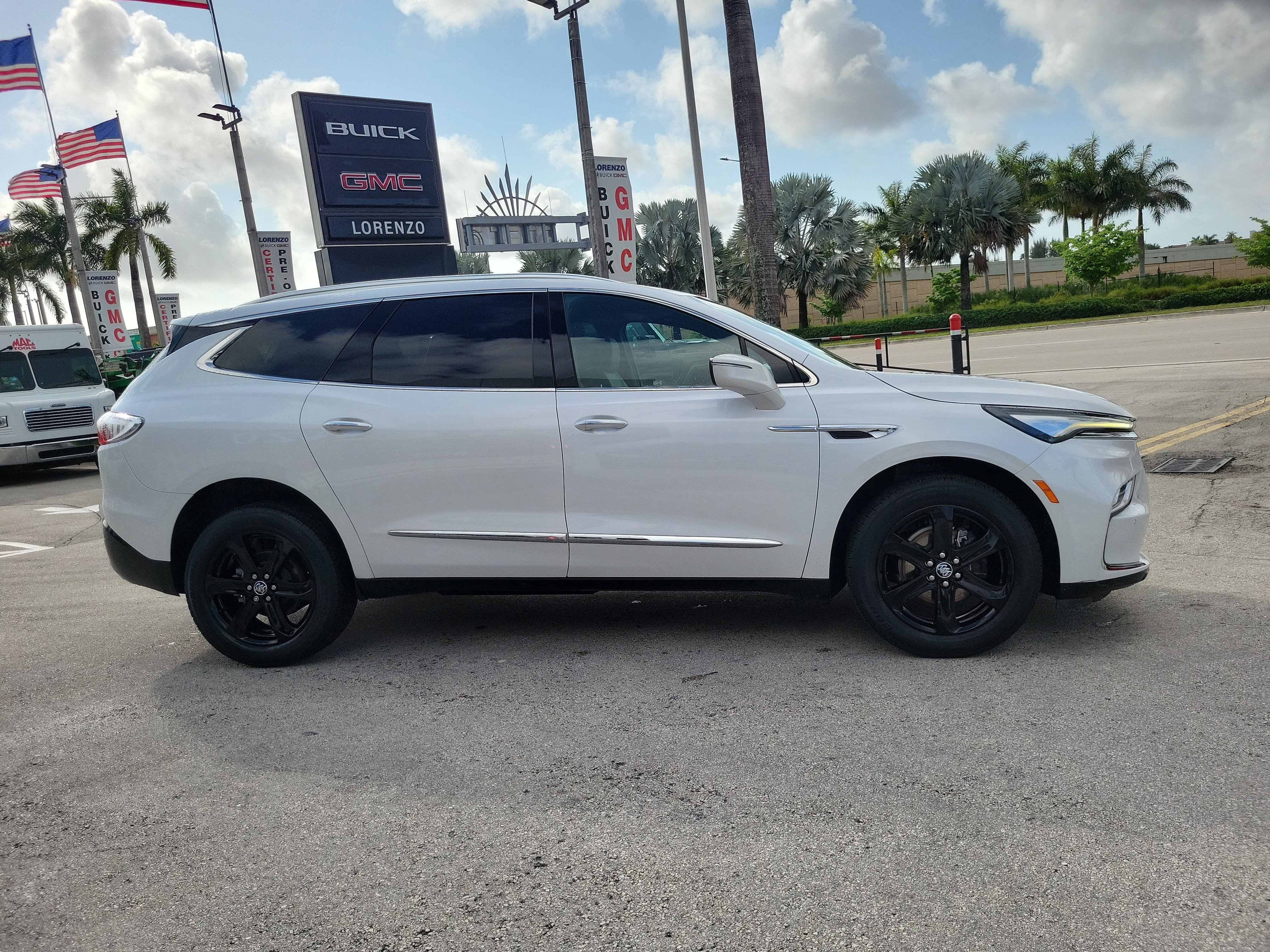 Used 2023 Buick Enclave Essence w/ Sport Touring Edition image 4