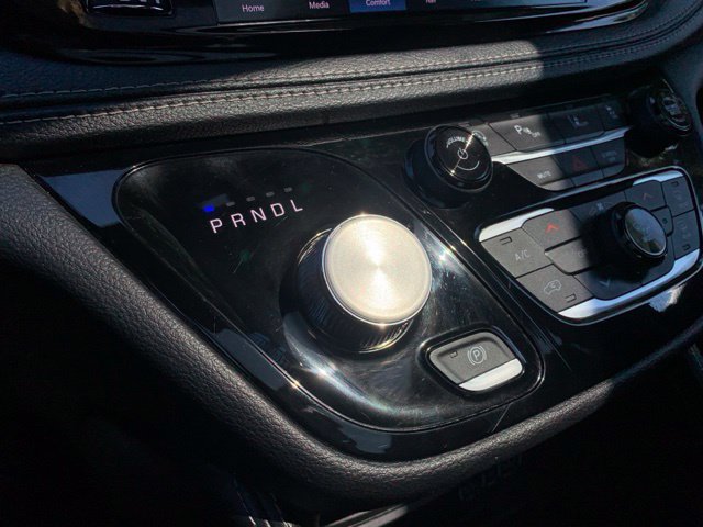 Used 2025 Chrysler Pacifica Limited FWD image 28
