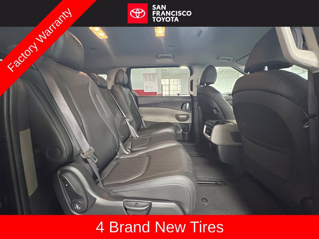 Used 2025 Kia Carnival EX FWD image 19