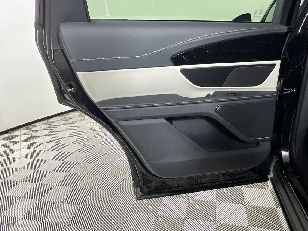 Used 2025 Lincoln Nautilus Premier image 26