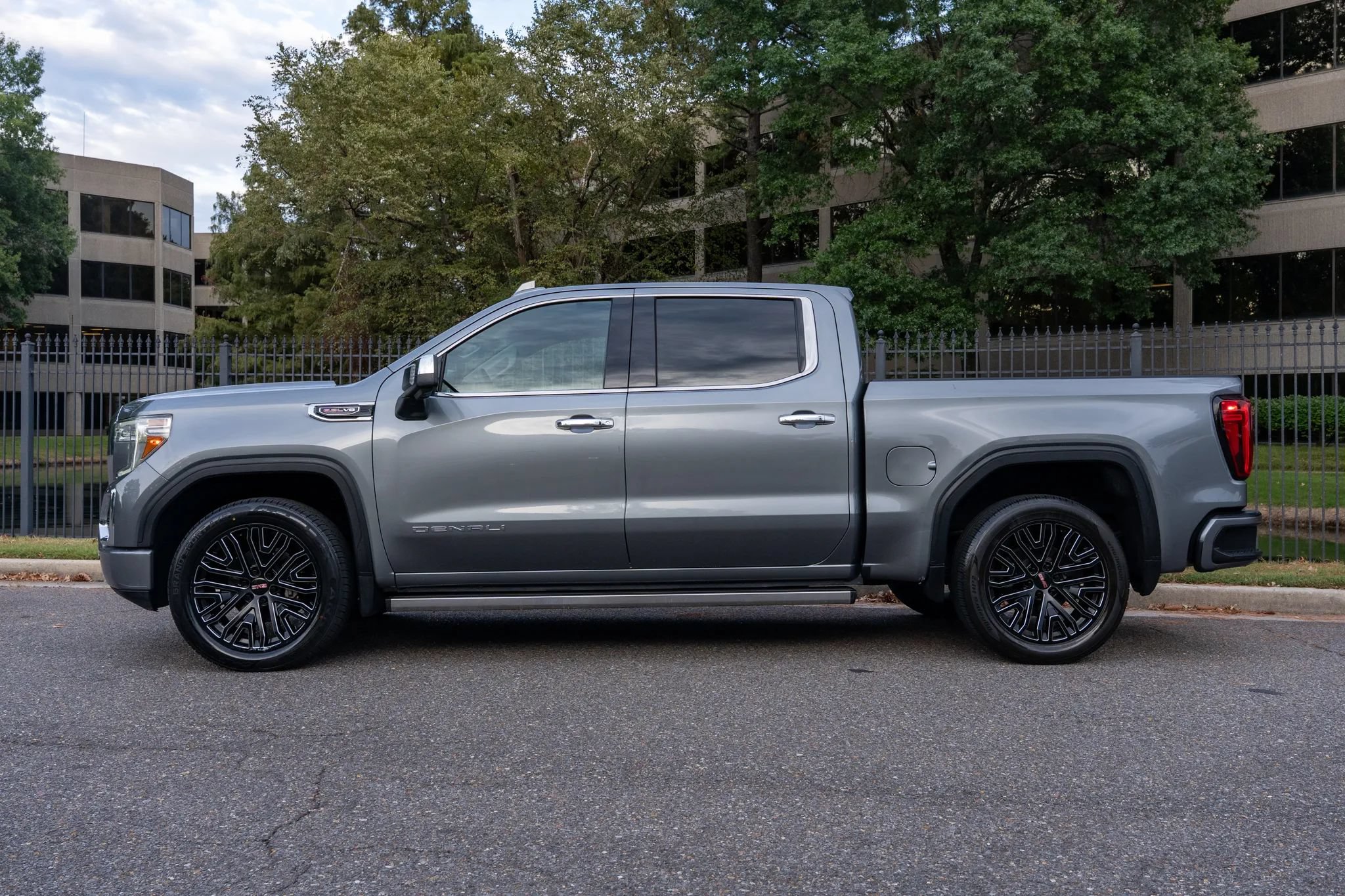 Used 2020 GMC Sierra 1500 Denali w/ Denali Ultimate Package AWD/4WD image 9