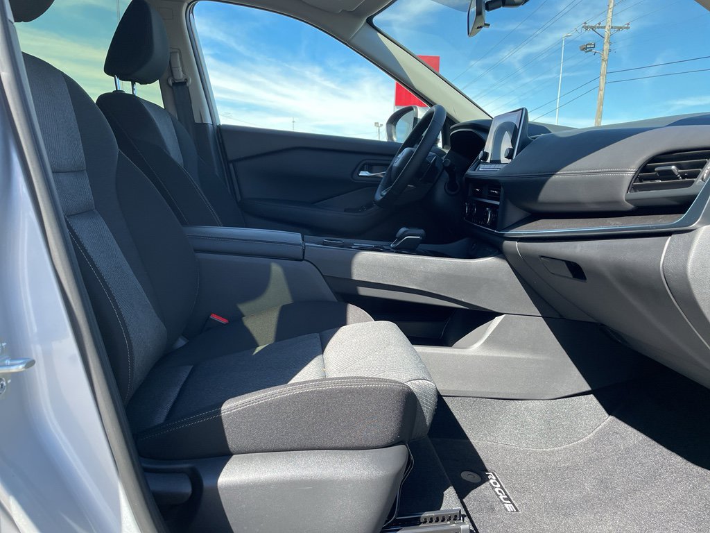 Certified 2025 Nissan Rogue SV image 23