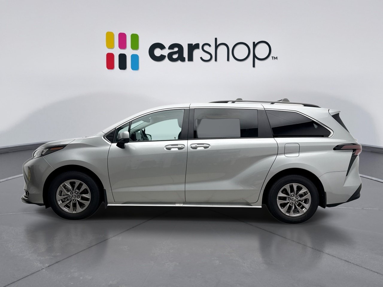Used 2025 Toyota Sienna XLE w/ XLE Plus Package FWD image 2