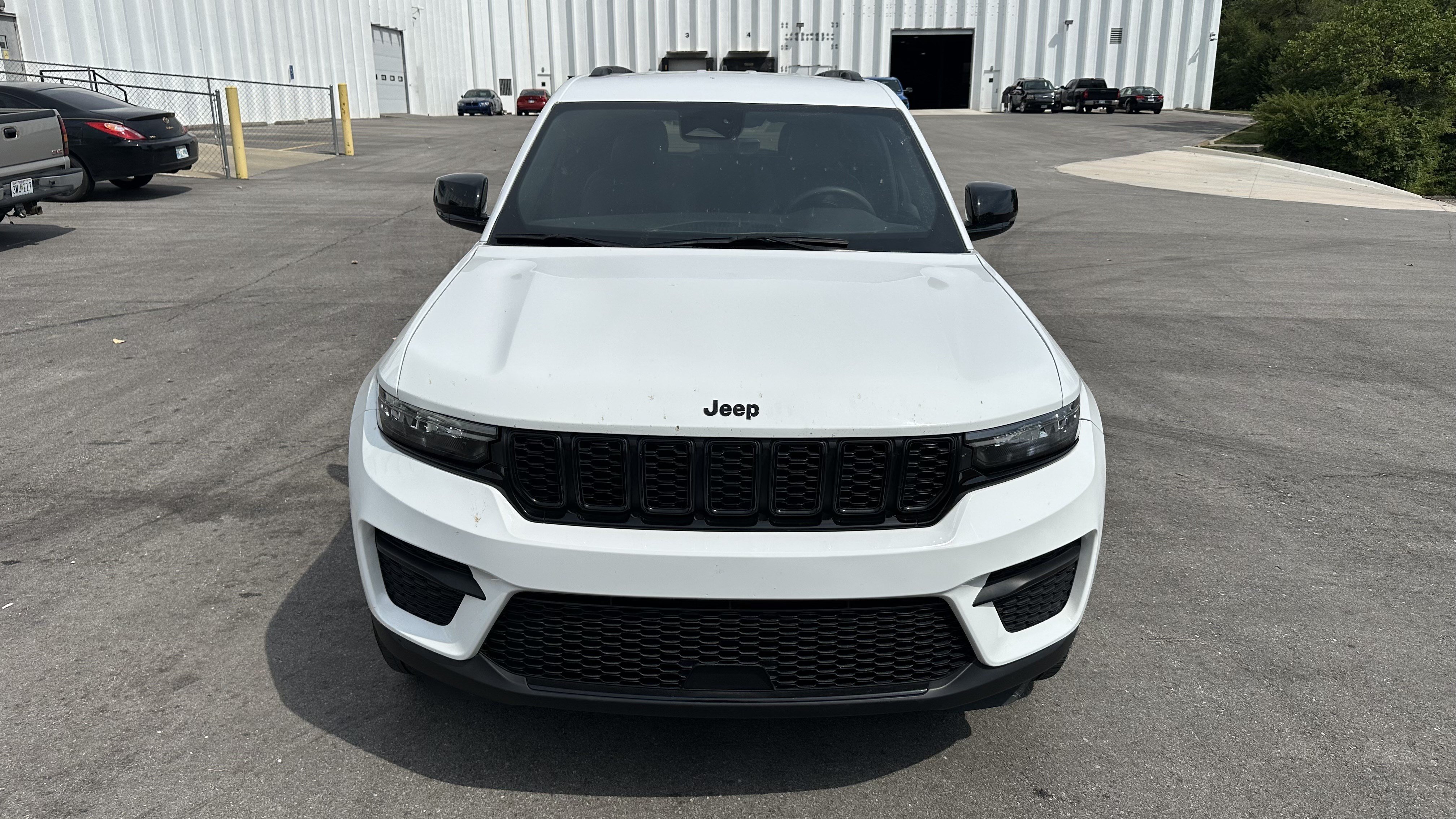 Used 2025 Jeep Grand Cherokee Altitude AWD/4WD image 3