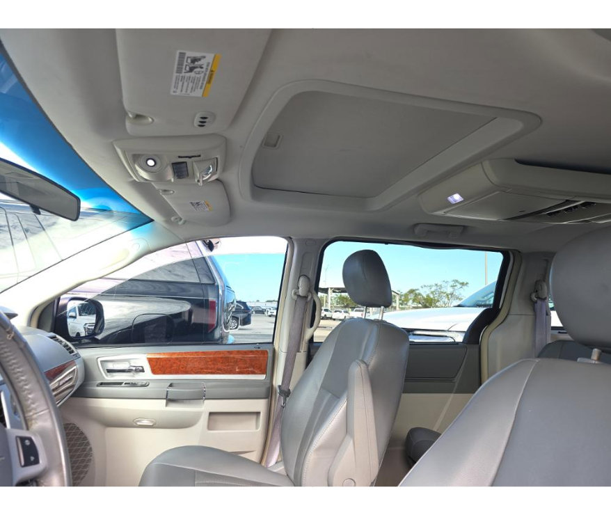 Used 2009 Chrysler Town & Country Touring image 17