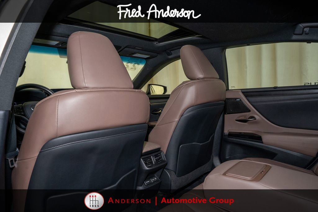 Used 2022 Lexus ES 300h Ultra Luxury w/ Accessory Package 2 FWD image 10