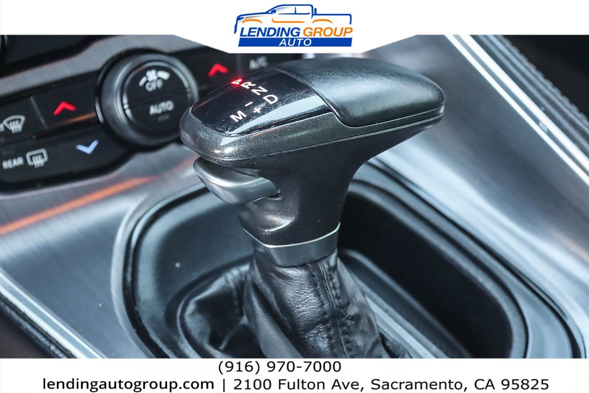 Used 2015 Dodge Challenger SXT image 18