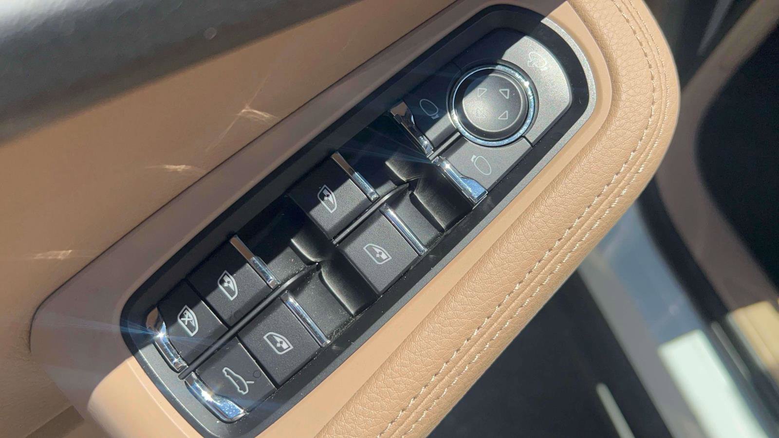 Used 2024 Porsche Macan AWD/4WD image 21