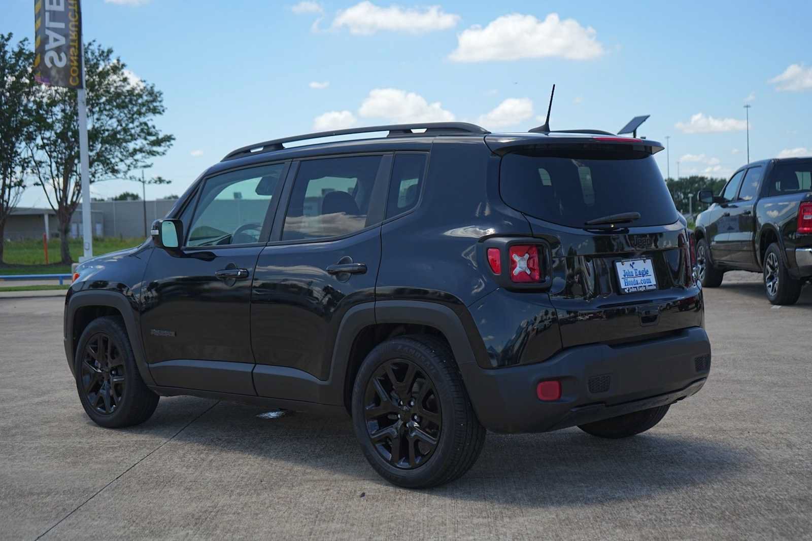 Used 2018 Jeep Renegade Altitude FWD image 4