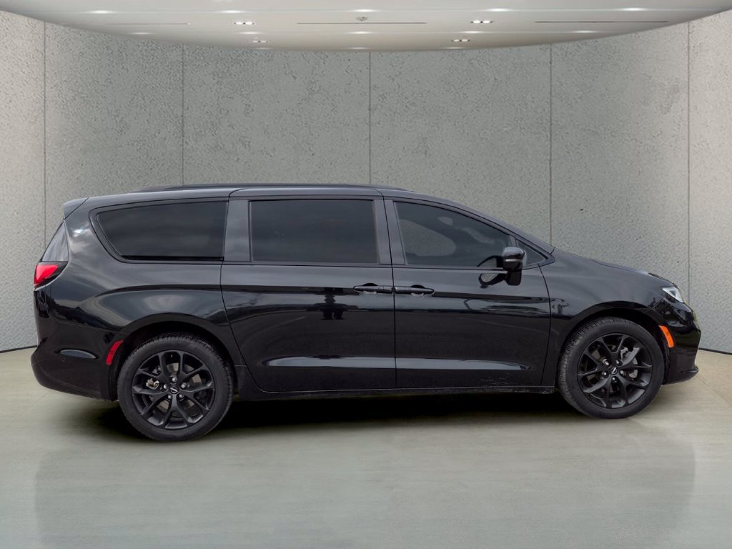 Used 2023 Chrysler Pacifica Limited w/ S Appearance Package AWD/4WD image 4