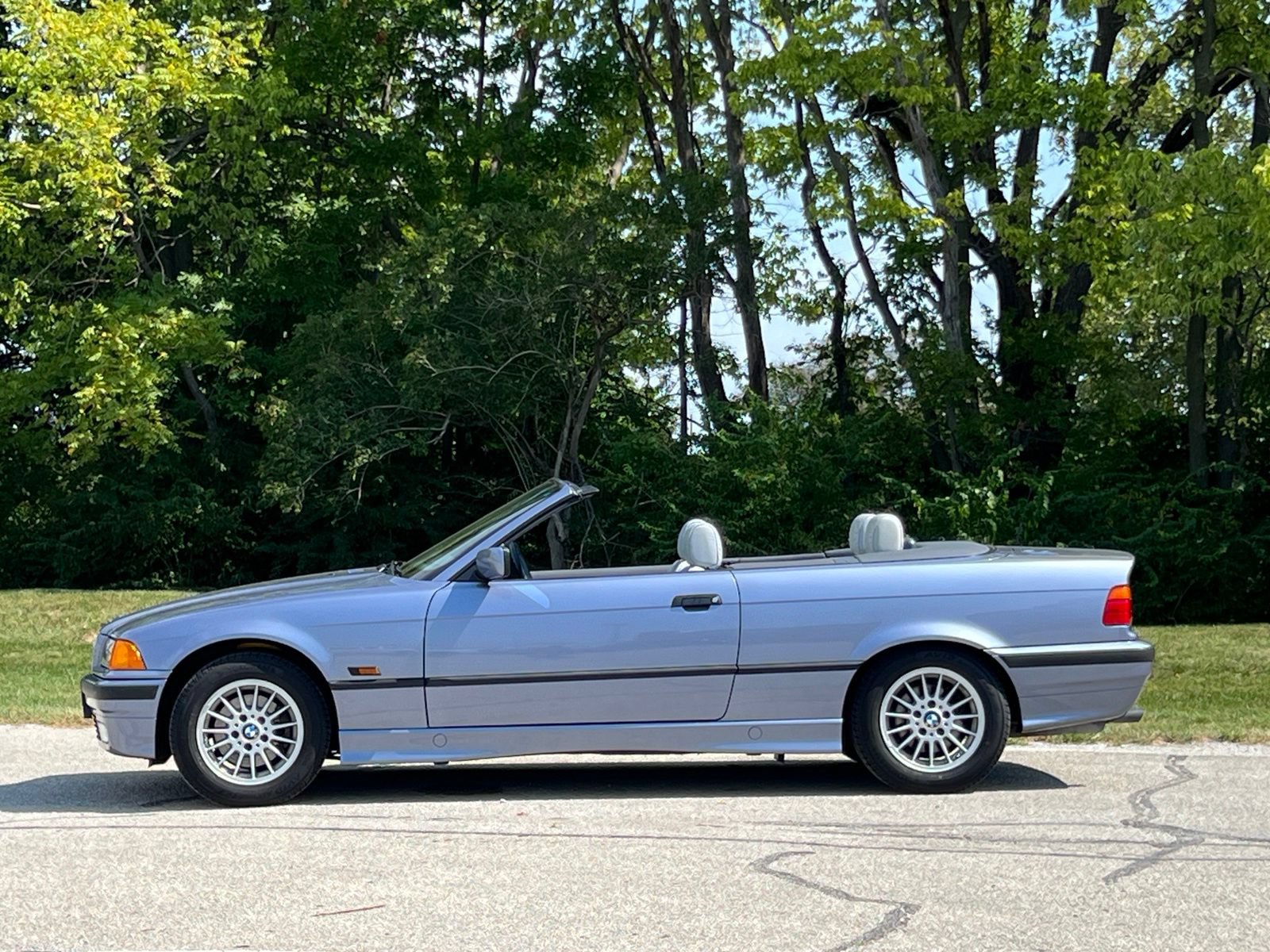 Used 1996 BMW 328i Convertible RWD image 2