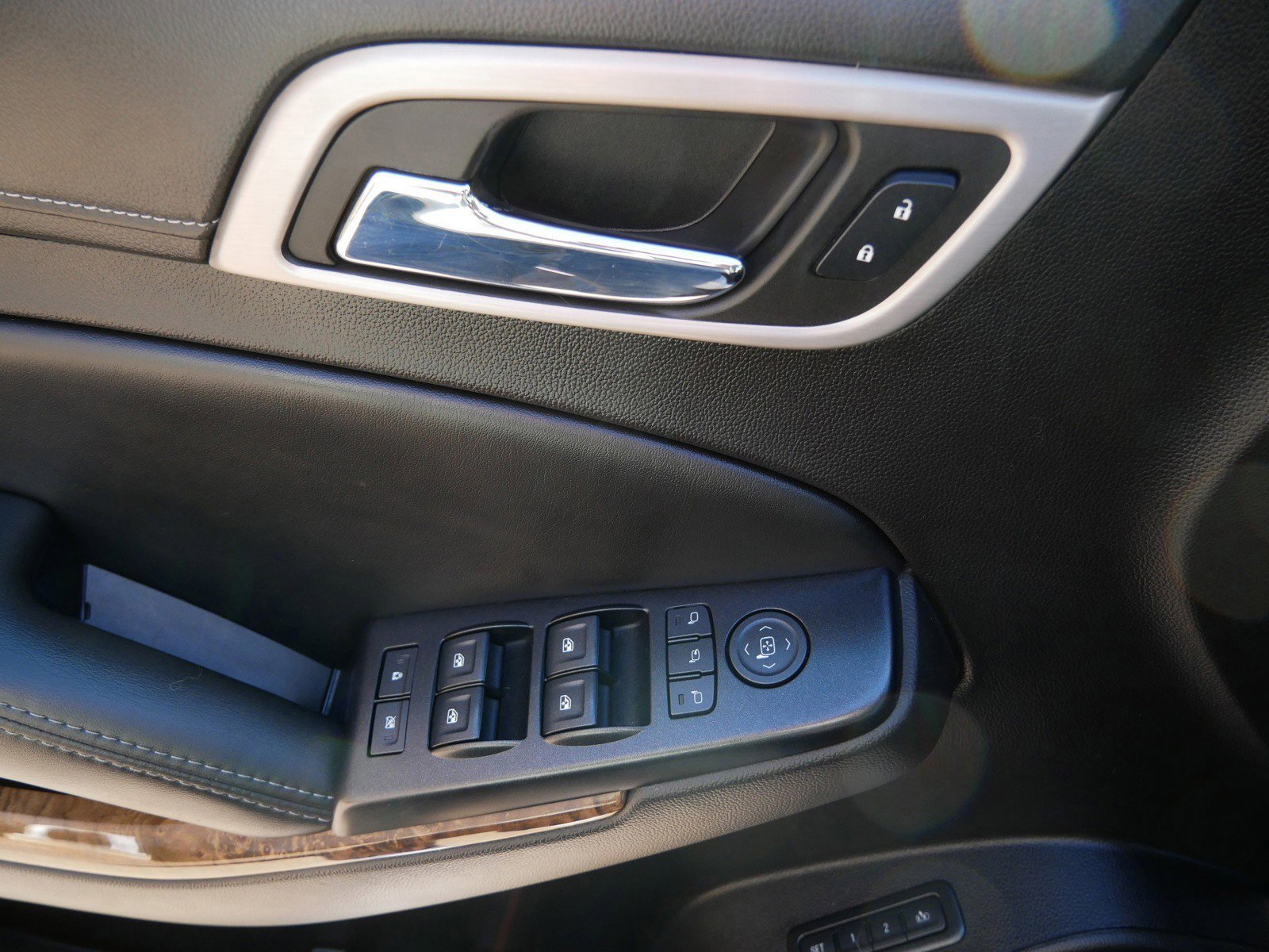 Used 2015 GMC Yukon Denali w/ Open Road Package image 18