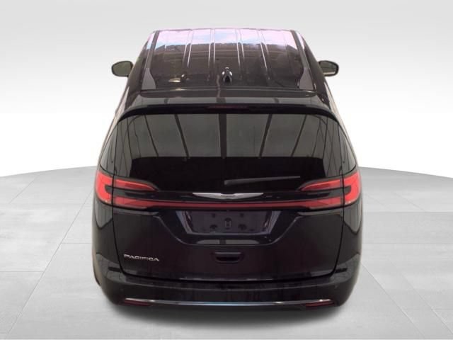 Used 2023 Chrysler Pacifica Touring-L FWD image 7