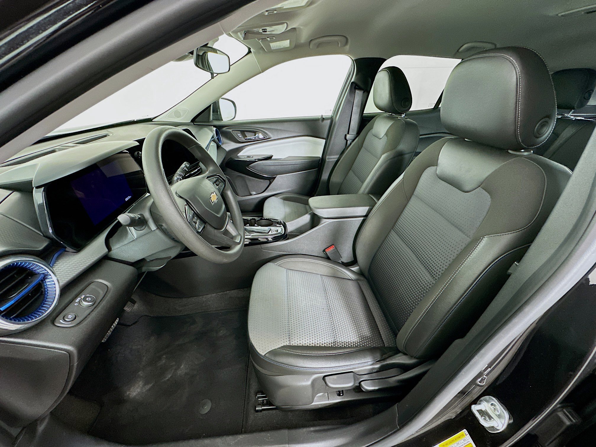 Used 2025 Chevrolet Trax LT FWD image 13