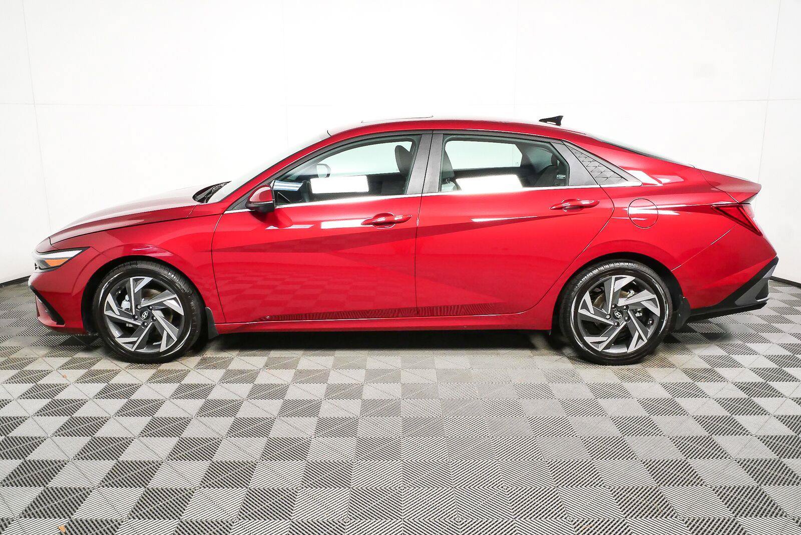 Used 2024 Hyundai Elantra Limited FWD image 31