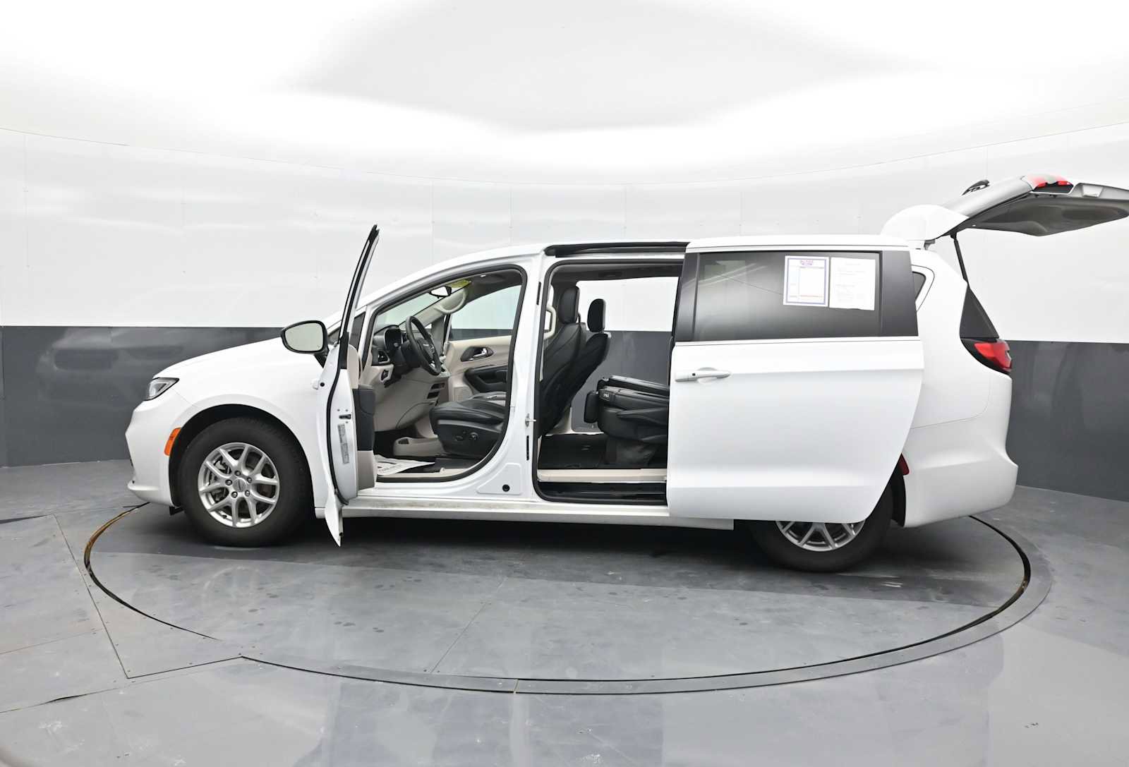 Used 2024 Chrysler Pacifica Touring-L image 29