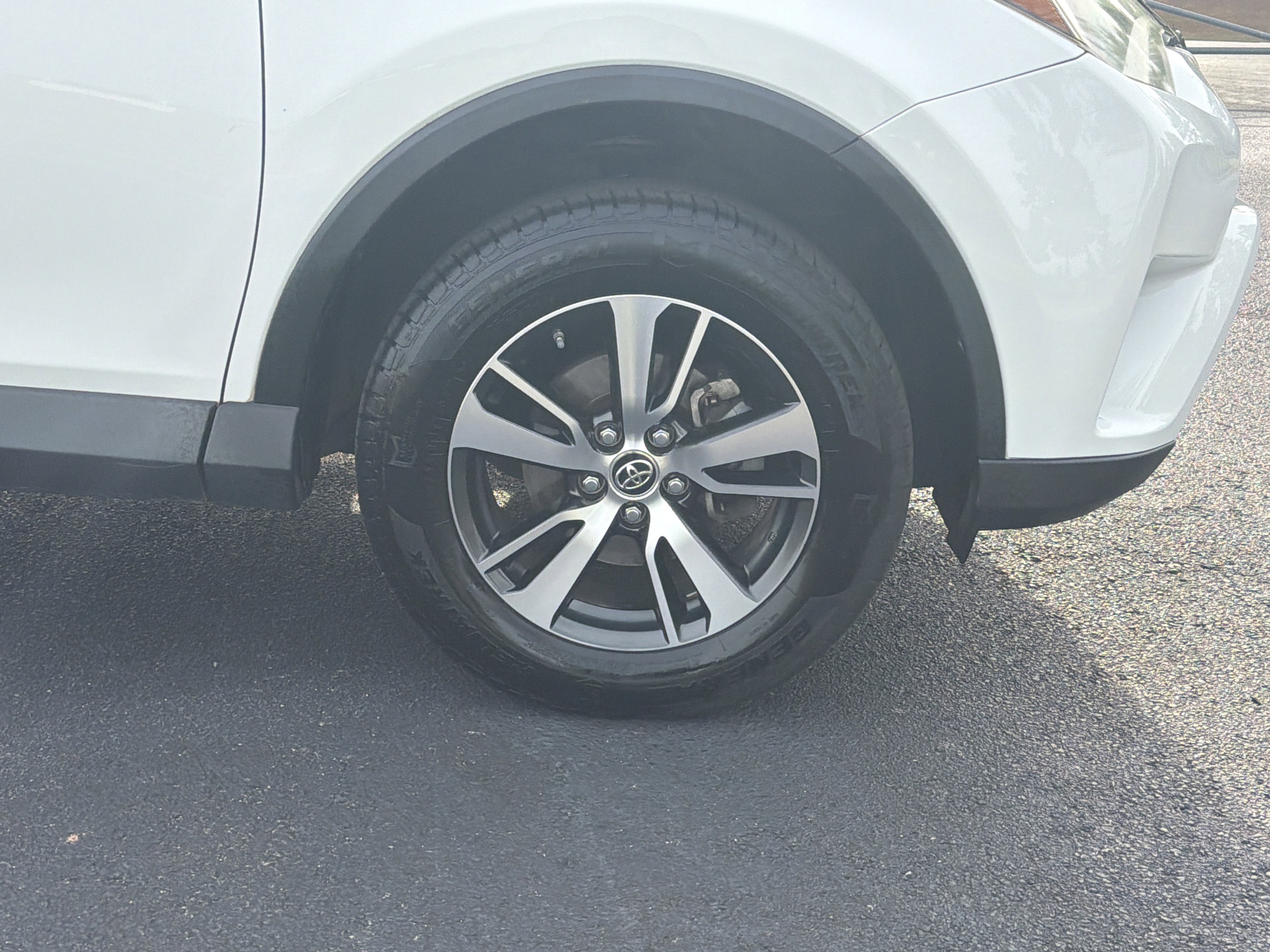 Used 2018 Toyota RAV4 XLE image 33