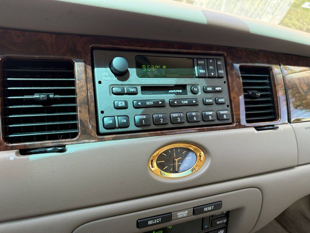 Used 2001 Lincoln Town Car Cartier image 30