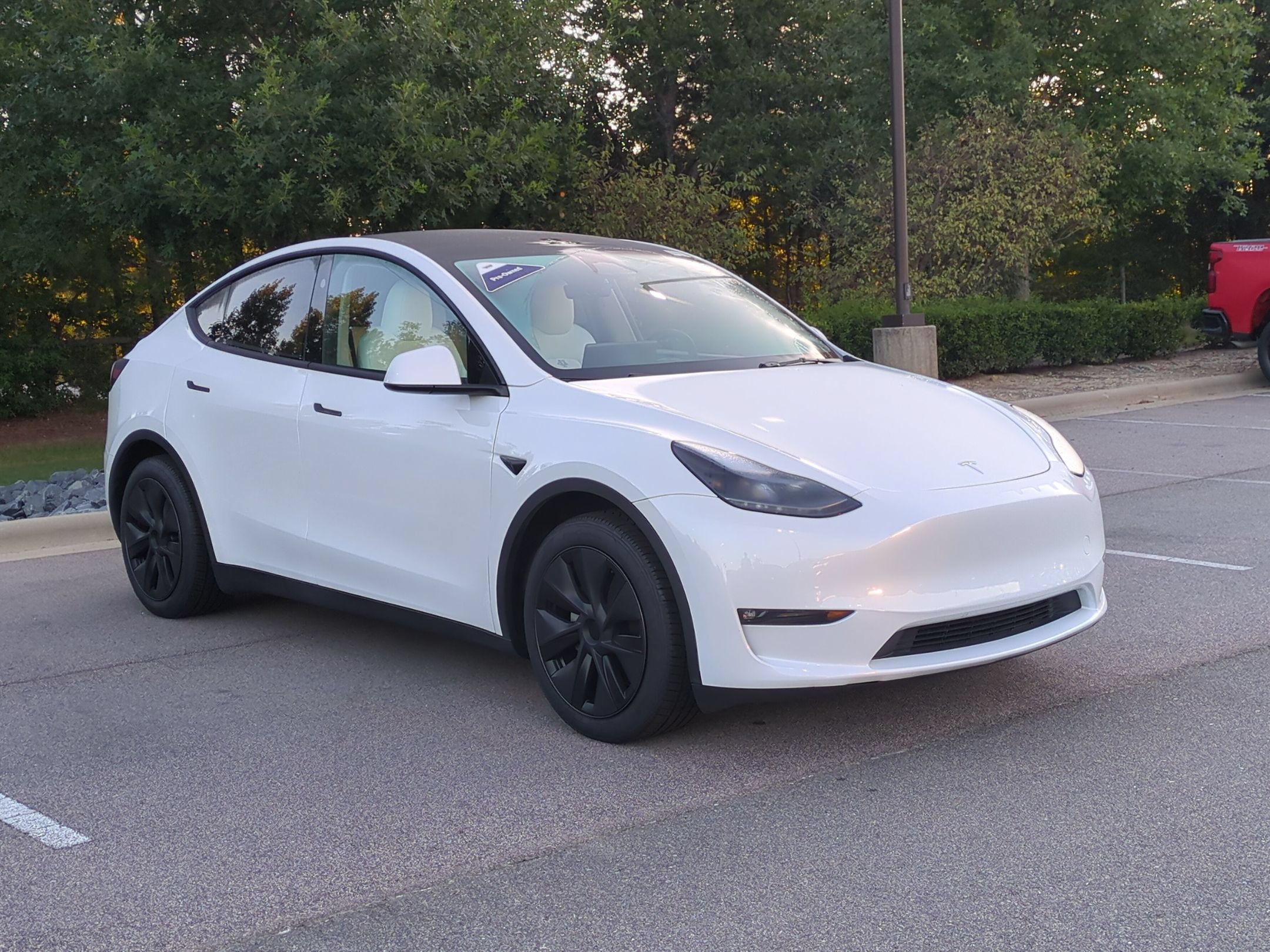Used 2024 Tesla Model Y Long Range AWD/4WD image 1