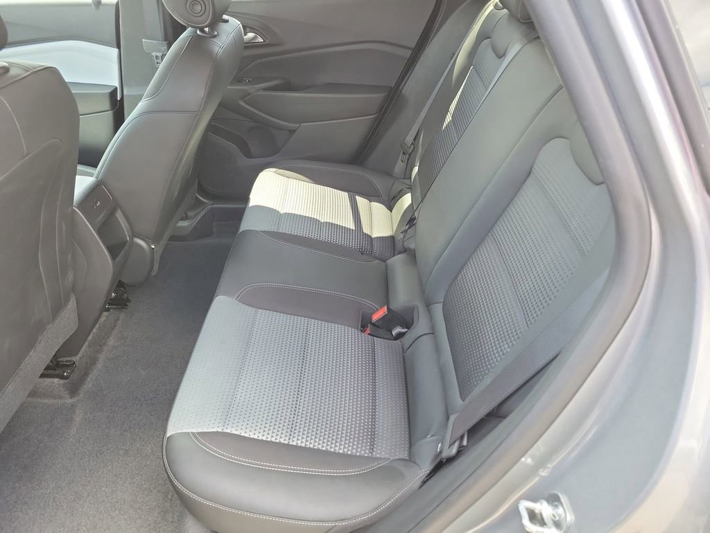 Used 2025 Chevrolet Trax LT w/ LT Convenience Package FWD image 15