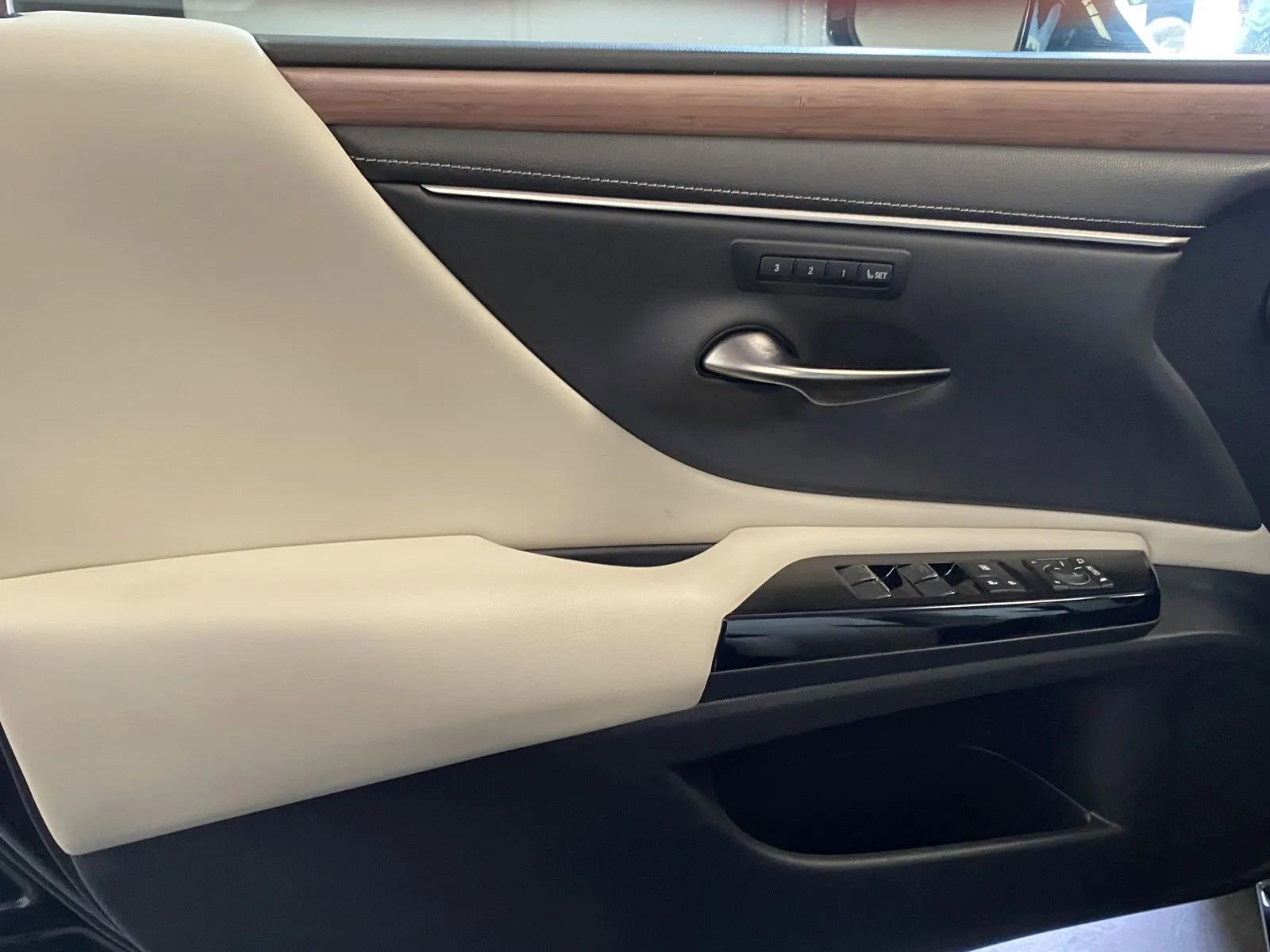 Used 2023 Lexus ES 300h w/ Premium Package image 12