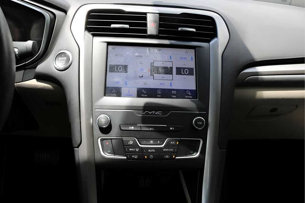 Used 2020 Ford Fusion SE FWD image 20