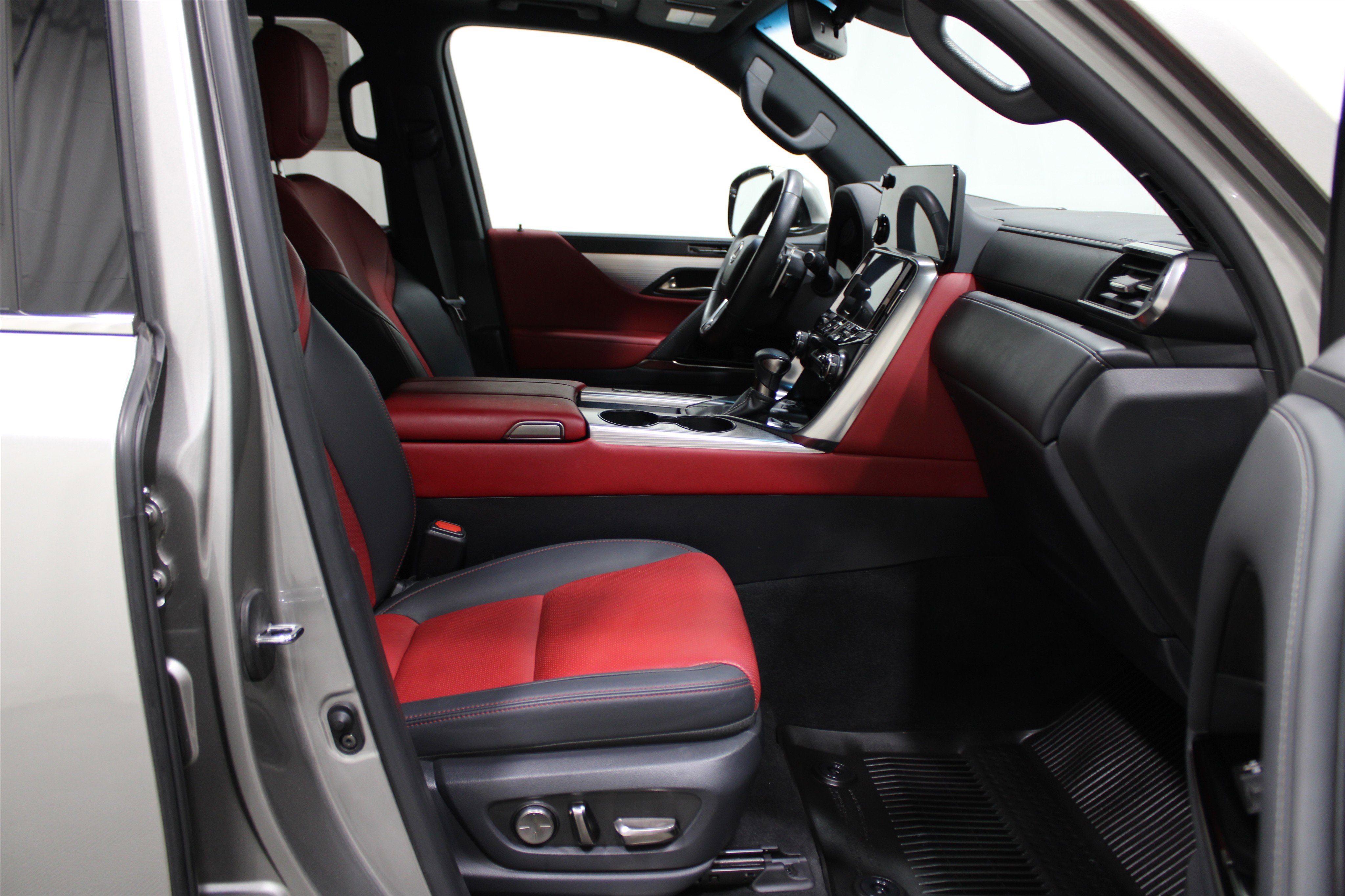 Used 2024 Lexus LX 600 F Sport image 33