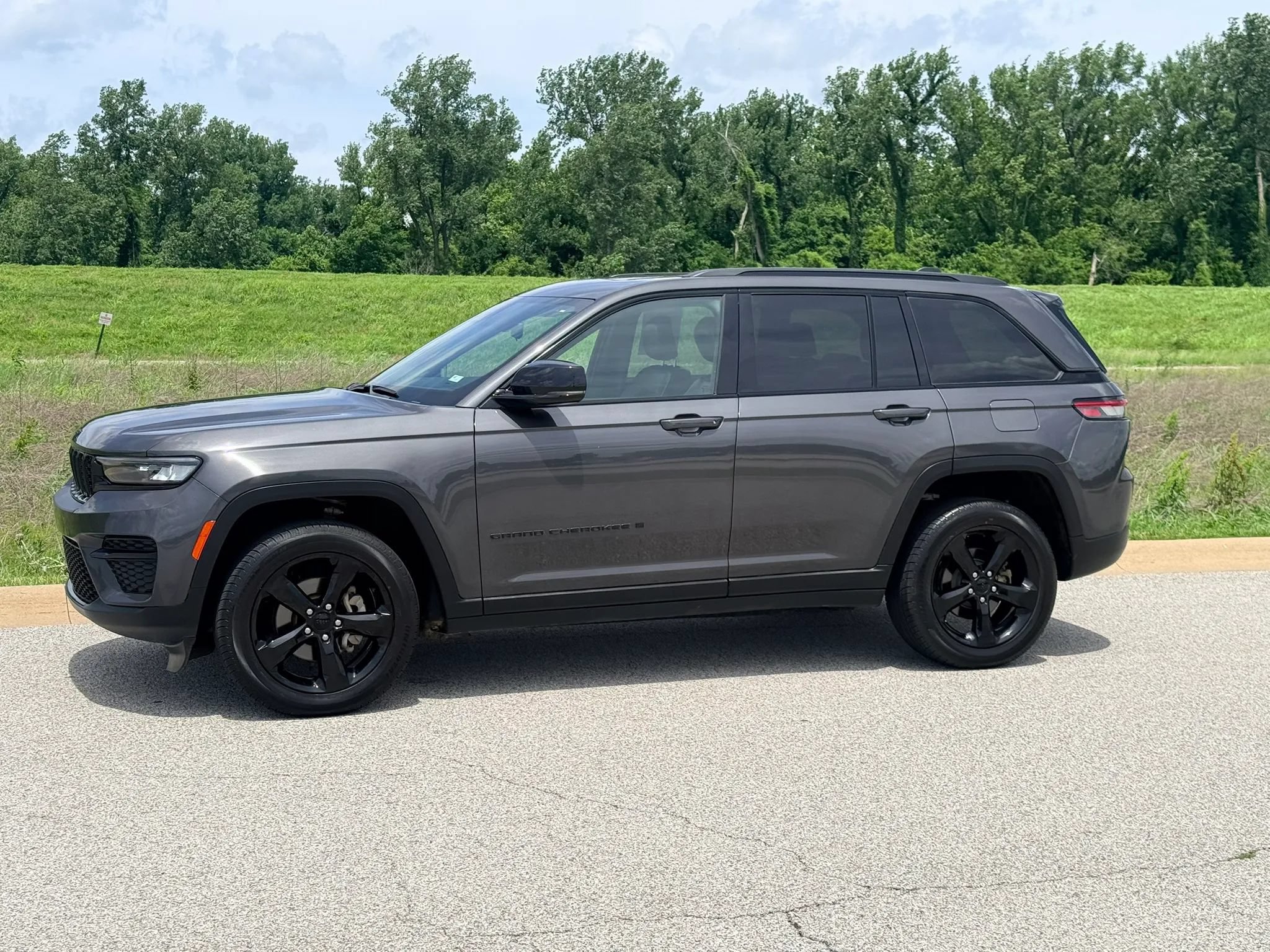 Used 2023 Jeep Grand Cherokee Altitude AWD/4WD image 16
