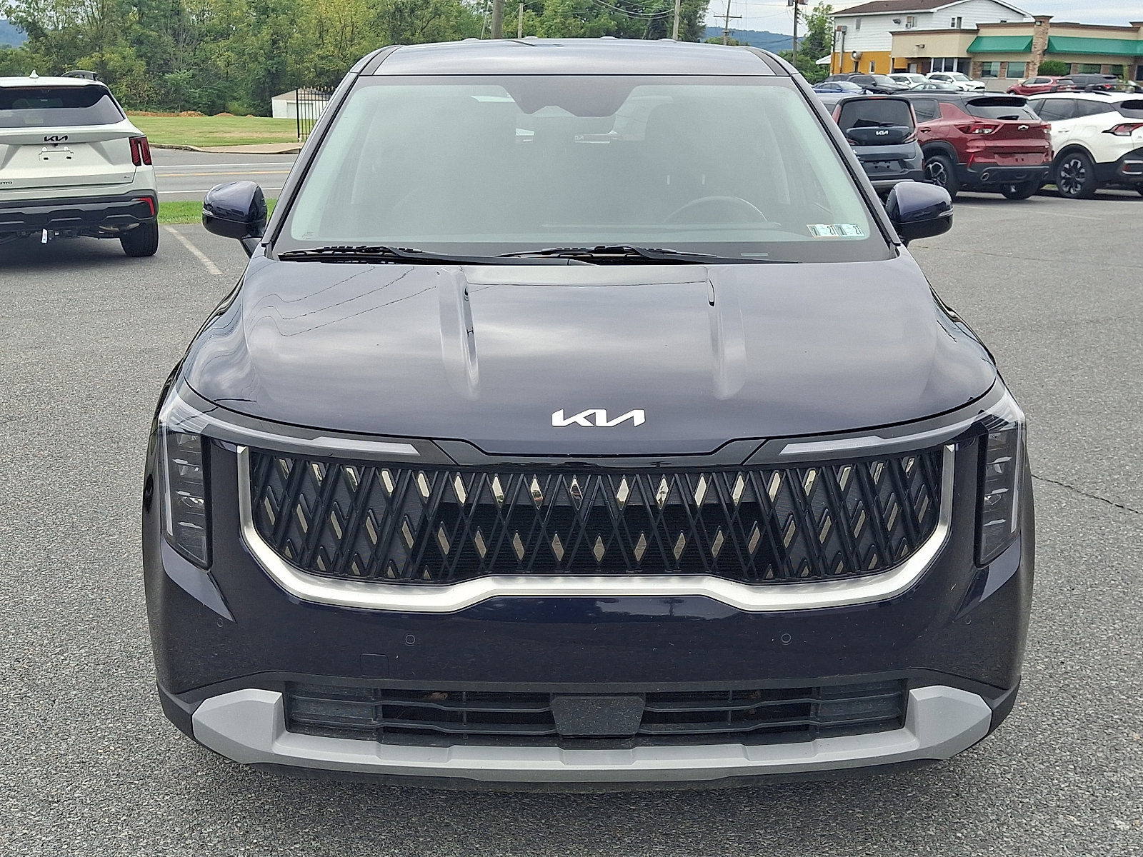 Used 2025 Kia Carnival FWD image 2