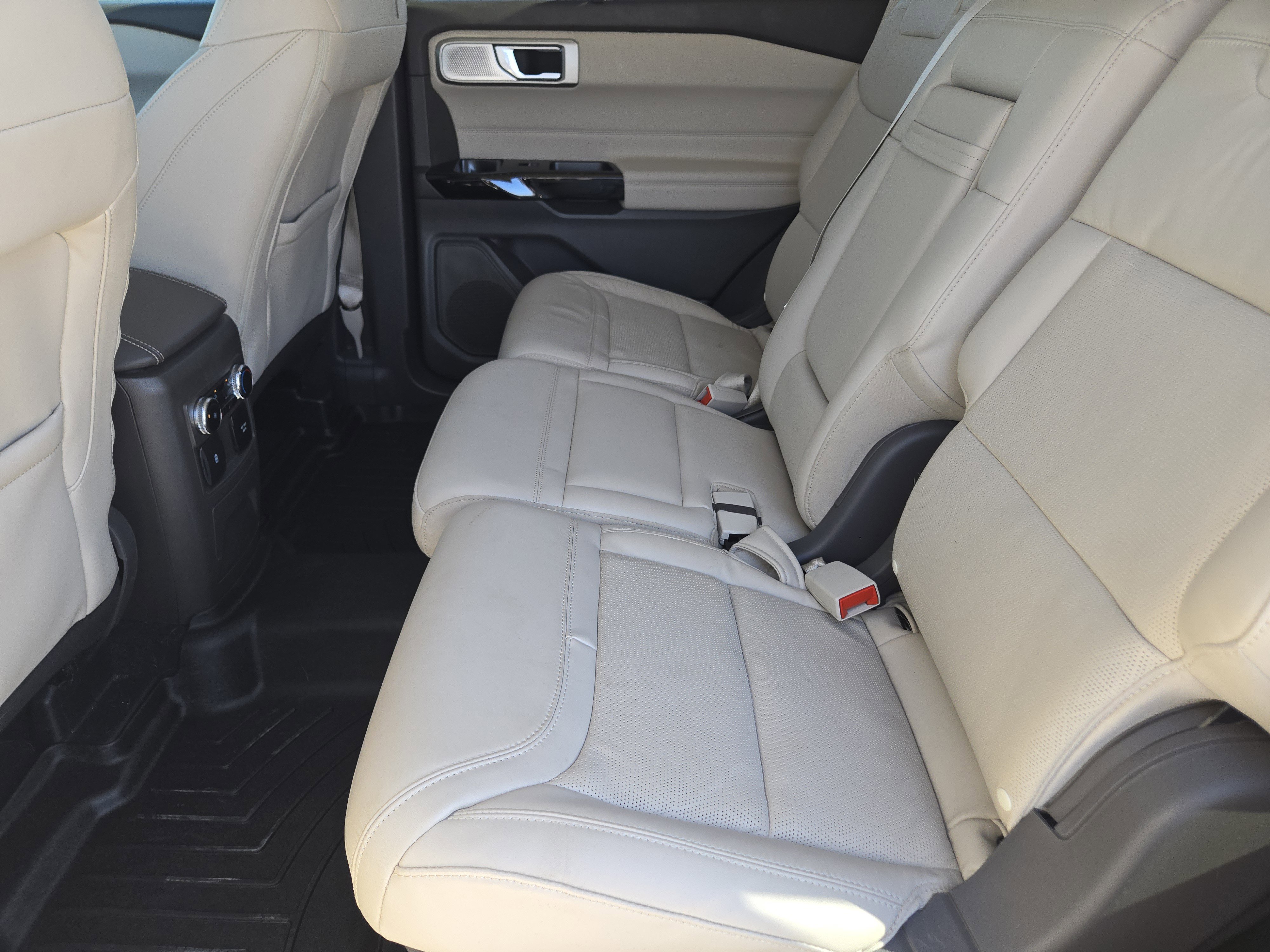 Certified 2023 Ford Explorer Platinum w/ Technology Package AWD/4WD image 30